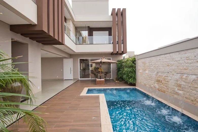 Projeto de arquitetura em Maracaju MS - Juliana Saraiva Fachada de residência de alto padrão com piscina, projeto de arquitetura em Maracaju MS