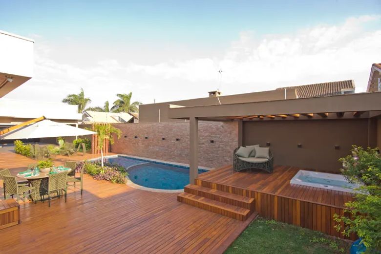 Projeto de arquitetura em Maracaju MS - Juliana Saraiva Área externa com piscina de residência de alto padrão, projeto de arquitetura em Maracaju MS